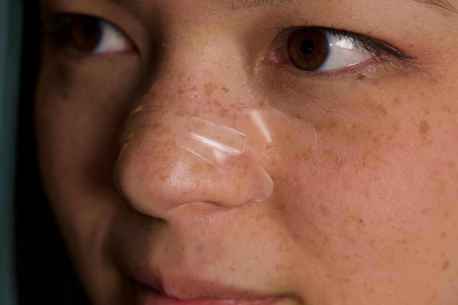 Primer plano de una modelo con una tira nasal transparente Resty