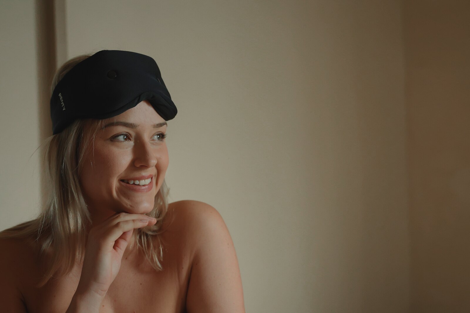 Žena s ústní páskou Resty v ložnici