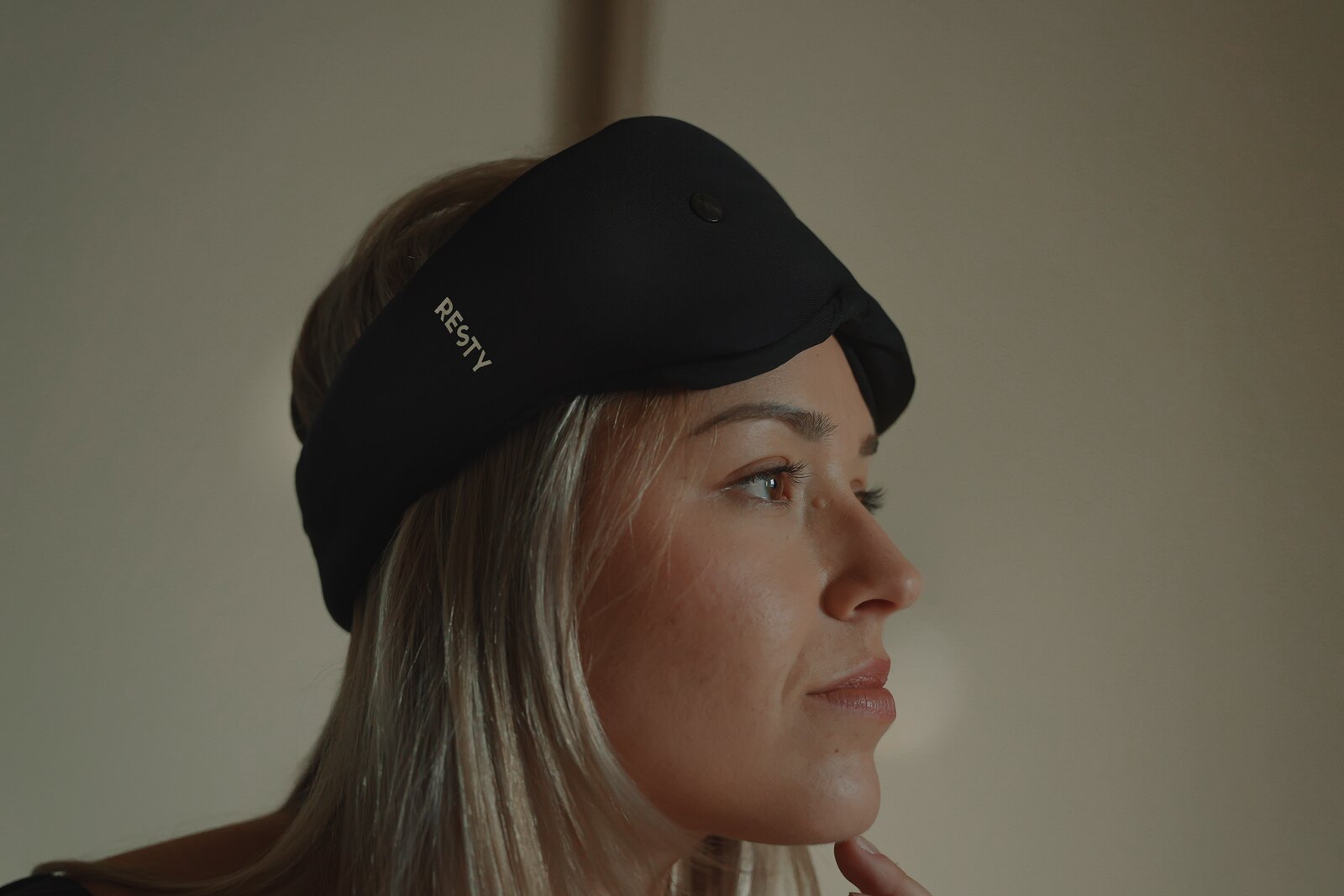 Vera maschera da notte sagomata Resty fotografata su una modella