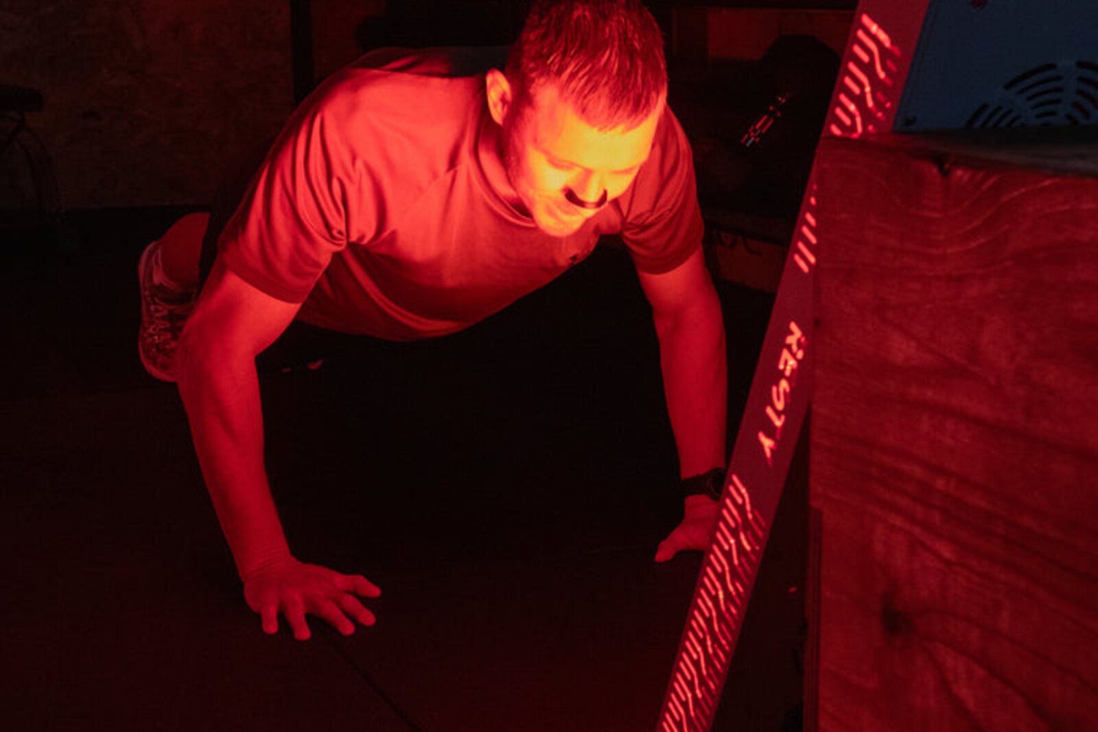 Atleta con il sistema di cerotti nasali magnetici Resty