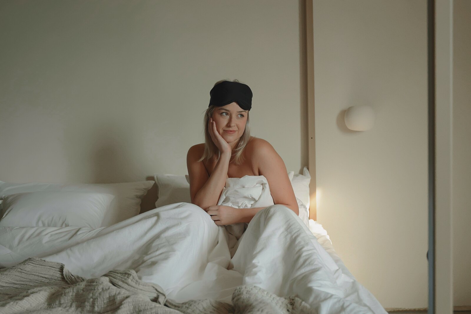Donna con nastro per la bocca Resty in camera da letto