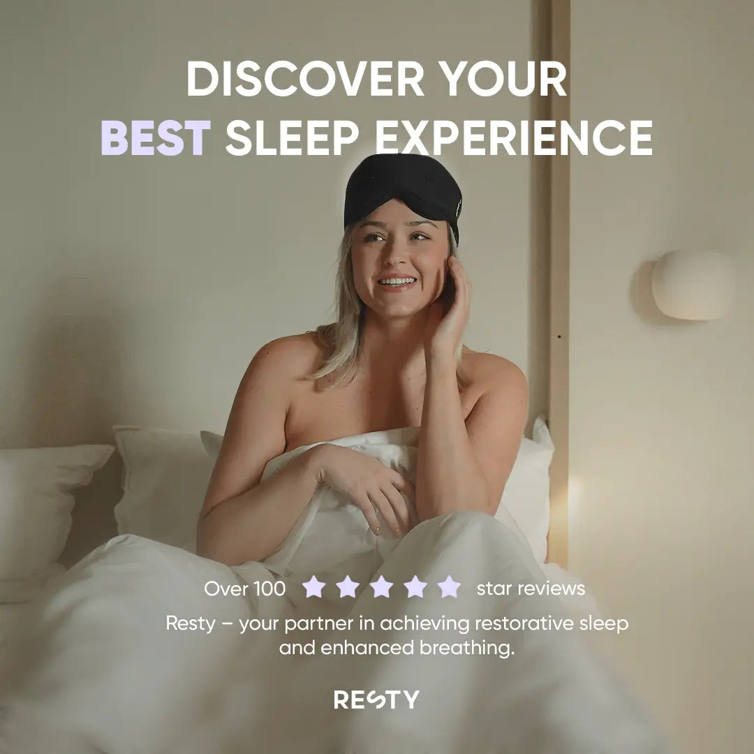 Antifaz para dormir Resty con un ajuste suave que bloquea la luz, en una rutina tranquila de dormitorio.