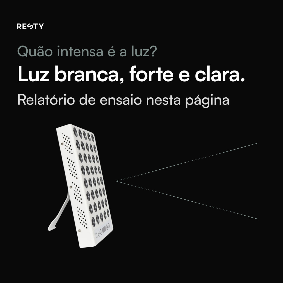Lâmpada de luz diurna Resty vista de lado, com o suporte rebatível aberto e um feixe de luz esquemático. Fluxo luminoso de 1428 lm no modo FS, segundo o relatório de ensaio do fornecedor disponível nesta página.