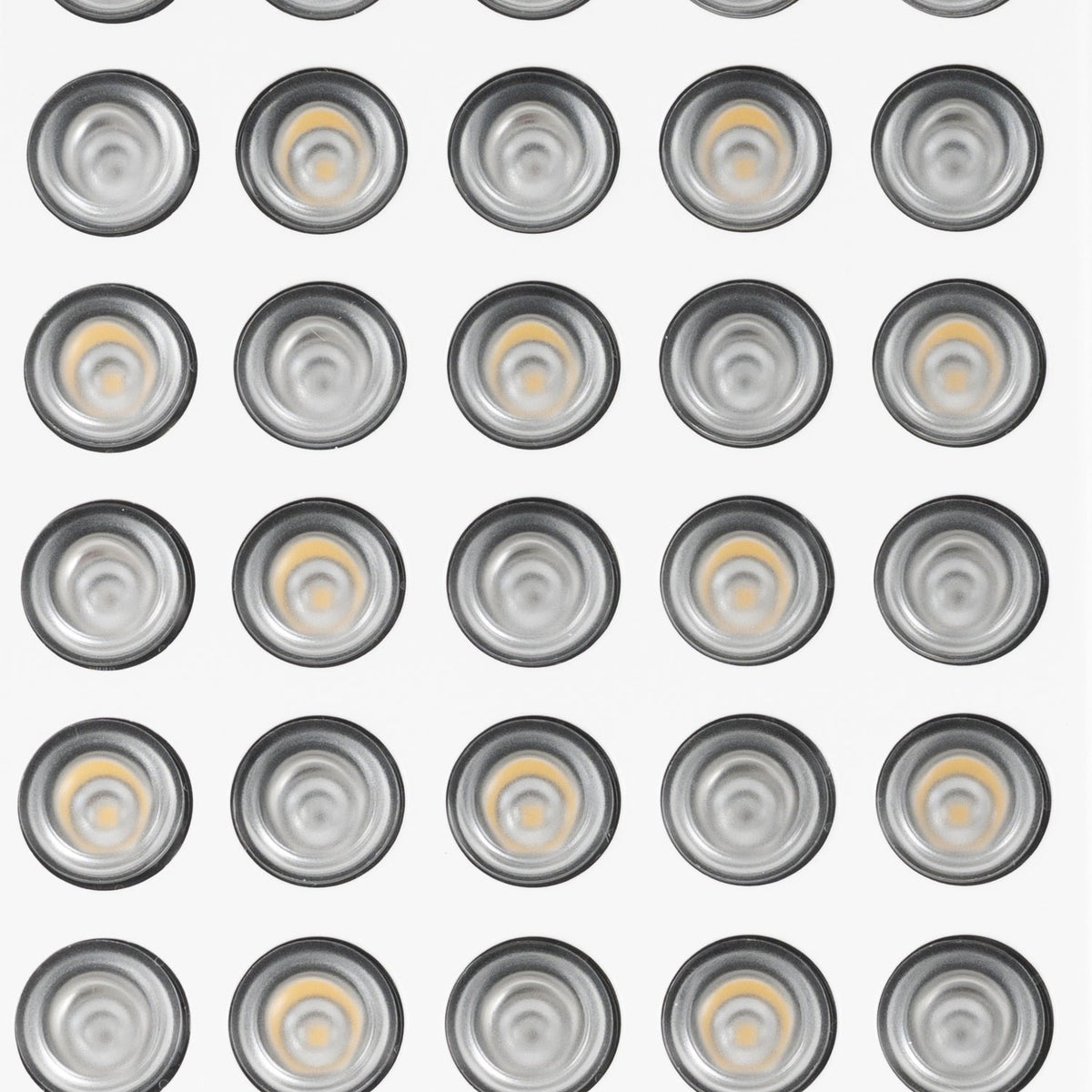 Nærbilde av LED-ene: hvite LED-er og klare LED-er for rødt og nær-infrarødt lys.