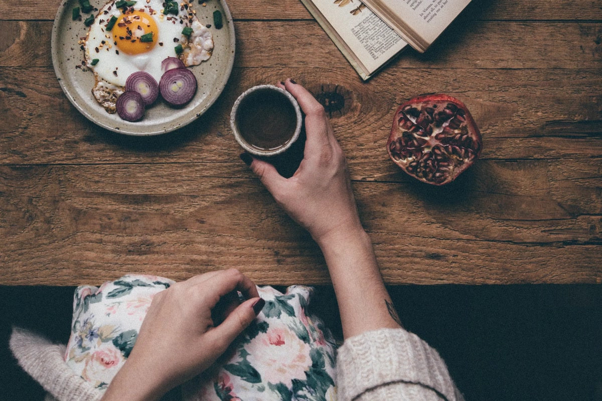 Voeding en slaap: praktische gewoonten rond eten en timing