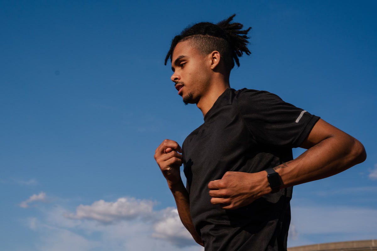 Mondtape en neuspleisters bij sporten: wat kunnen ze?
