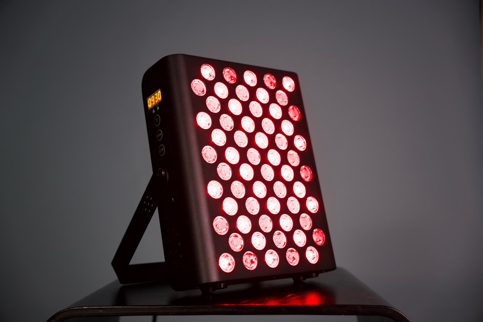 Model s LED maskou na obličej Resty