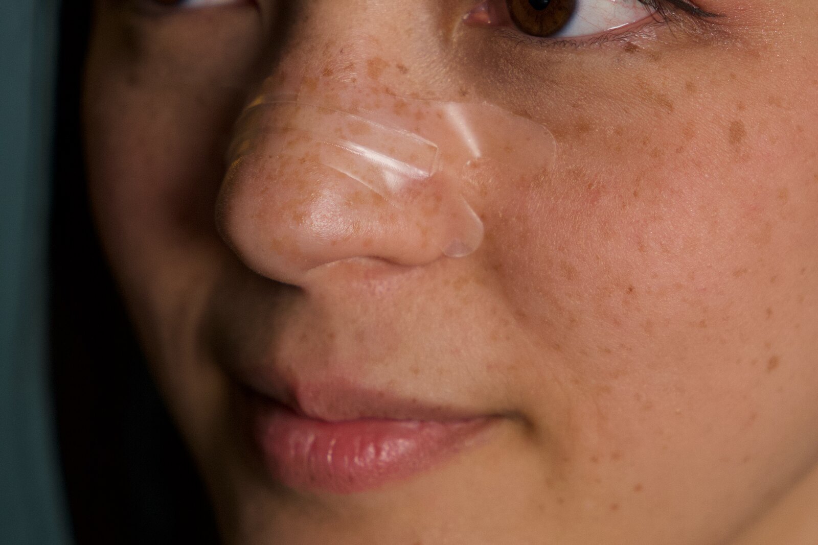 Detail modelu s průhledným nosním páskem Resty