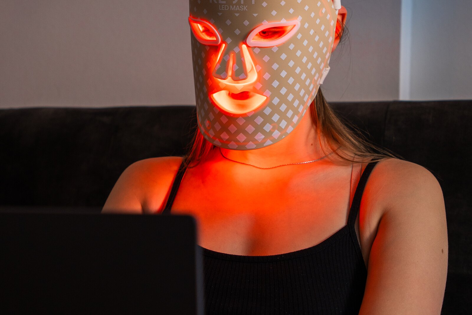 Model s LED maskou na obličej Resty