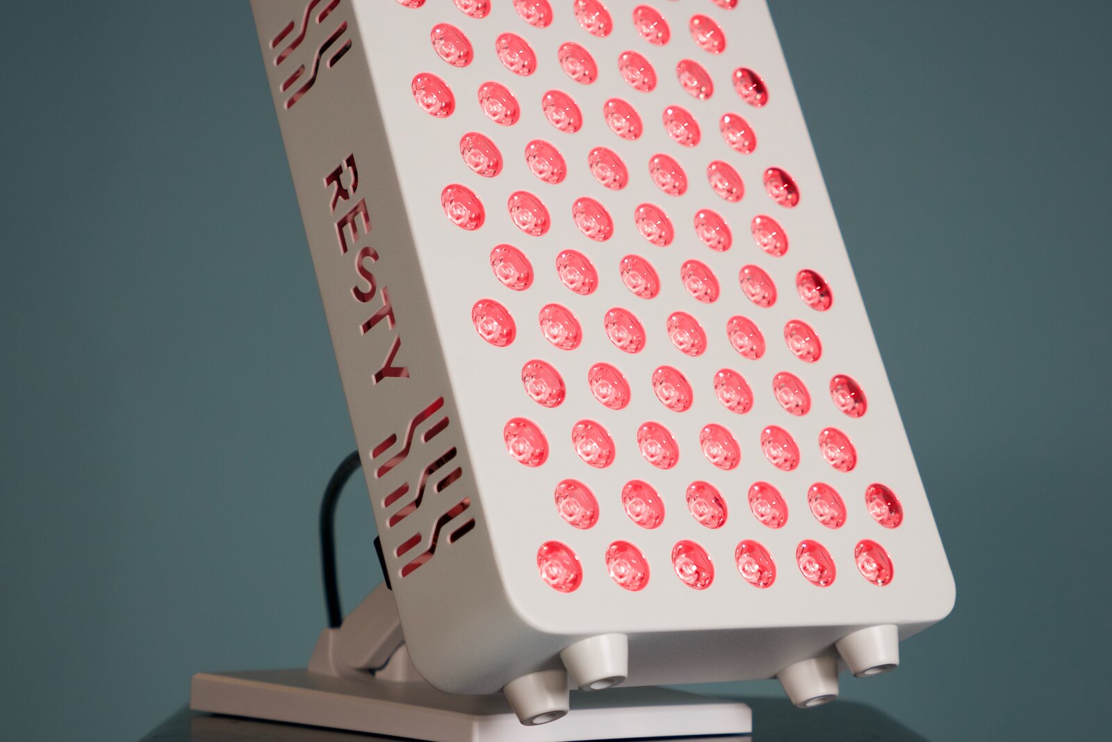 Model s LED maskou na obličej Resty