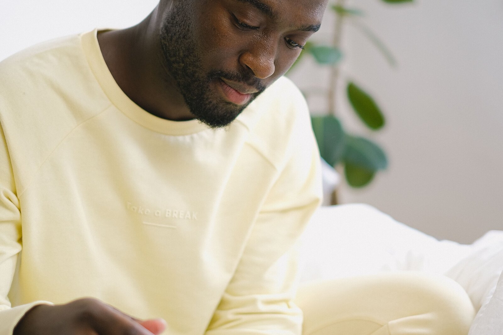 Estudiante escribiendo en un cuaderno sobre la cama