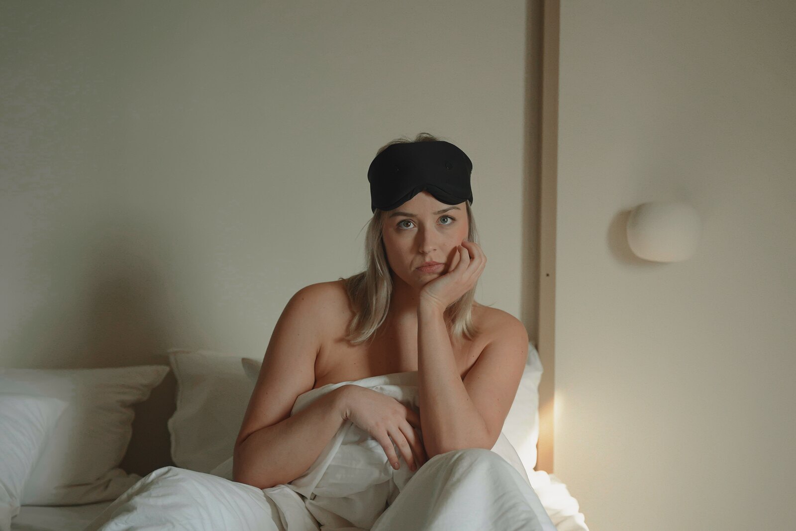 Mulher com fita bucal Resty num quarto