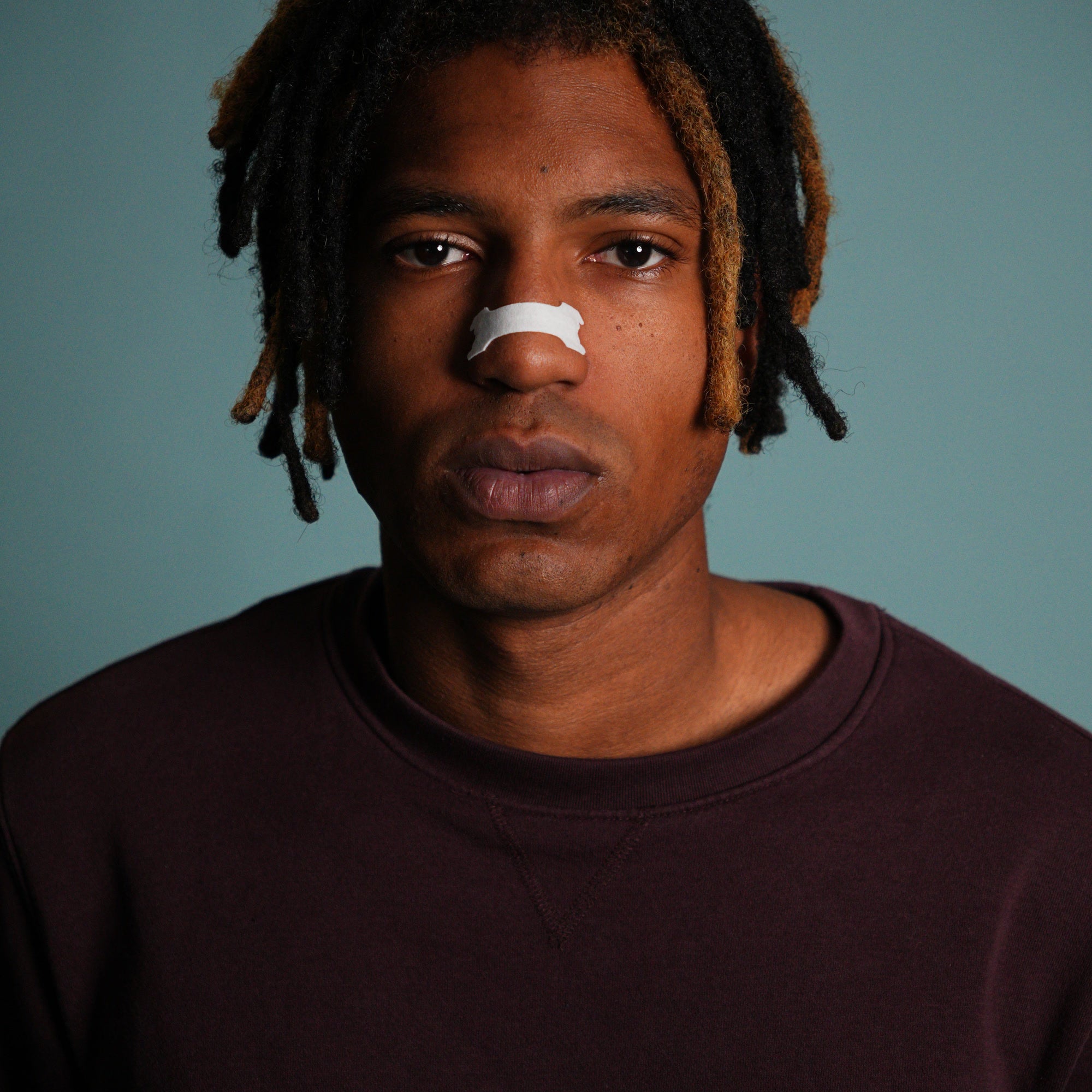 Bandelette nasale Resty Minty portée dans un portrait de face réel