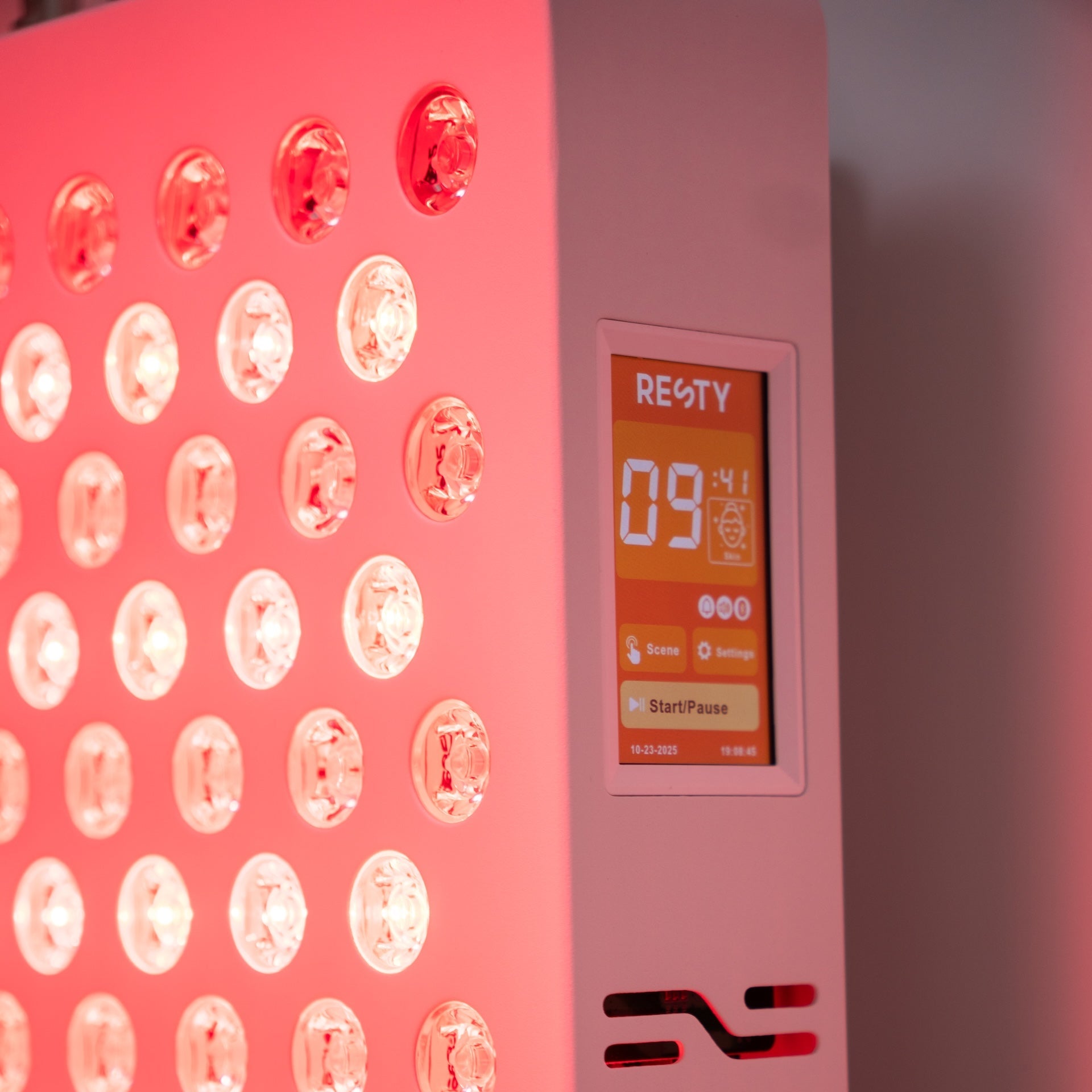 Nahaufnahme der LEDs und des Touchscreen-Timers am leuchtenden Resty MARS 800 Rotlichtpanel