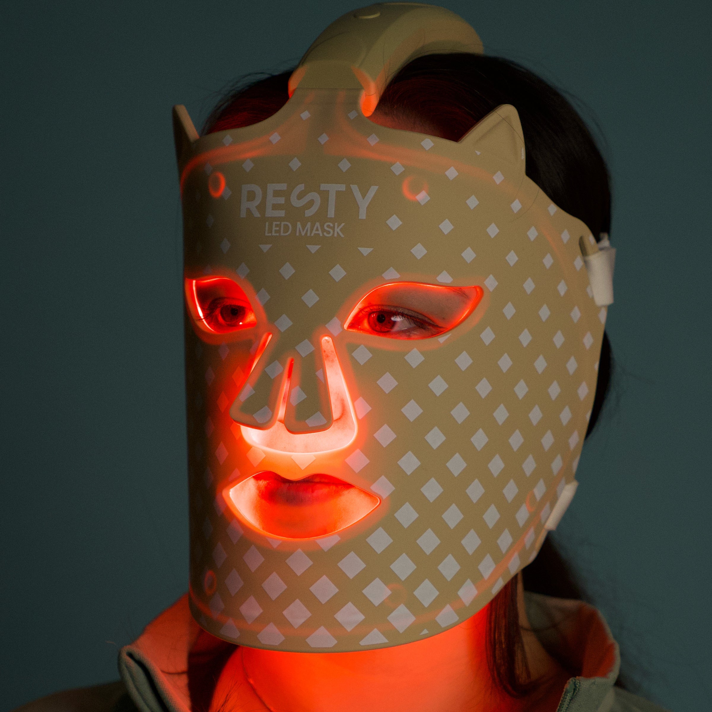 Femme portant le masque facial LED Resty MARS100 inclus dans le pack de routine lumière jour et nuit