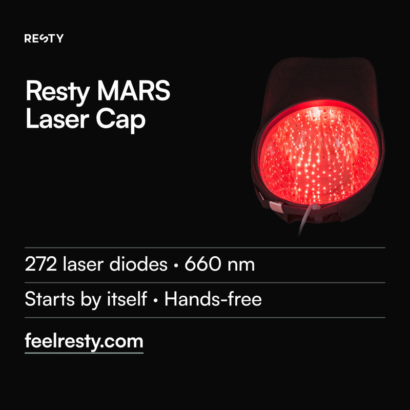 Product film of the Resty MARS Laser Cap, real photos only. 272 laser diodes with 660 nm red light and 5 mW per diode (specified values). Laser diodes, not LEDs: a laser emits a narrow, directional beam, while an LED emits wider, diffuse light. Plug in the power bank, put the cap on and it starts by itself via a head sensor; 30-minute timer. Runs on the 10,000 mAh power bank, hands-free. Fits a head circumference of 58–61 cm, net weight 222 g.