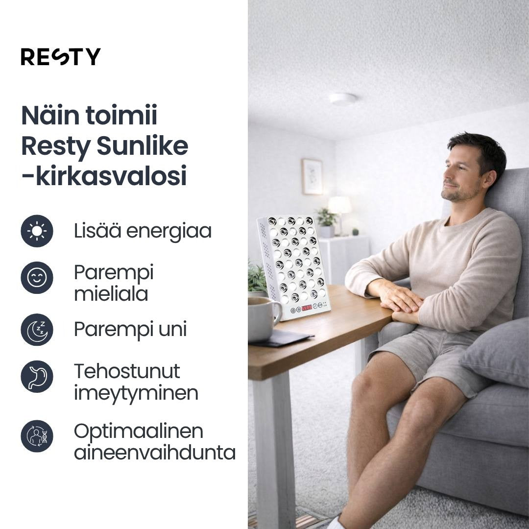 Mies istuu nojatuolissa Resty-kirkasvalolampun valossa. Kuvan teksti: Näin toimii Resty Sunlike -kirkasvalosi. Lisää energiaa, parempi mieliala, parempi uni, tehostunut imeytyminen, optimaalinen aineenvaihdunta.