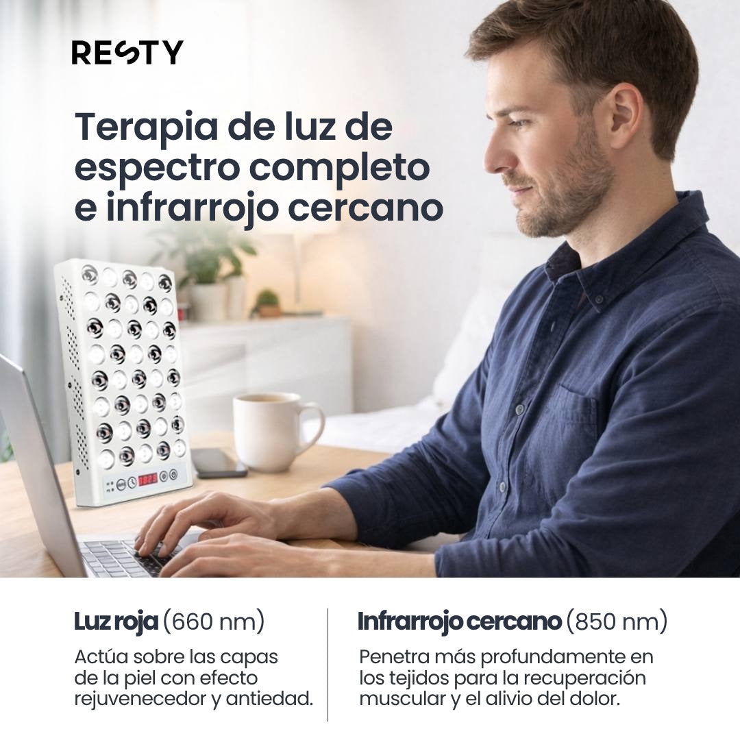 Lámpara de luz diurna Resty sobre un escritorio junto a un hombre que trabaja con un portátil. Título «Terapia de luz de espectro completo e infrarrojo cercano» y dos bloques: Luz roja (660 nm) e Infrarrojo cercano (850 nm).