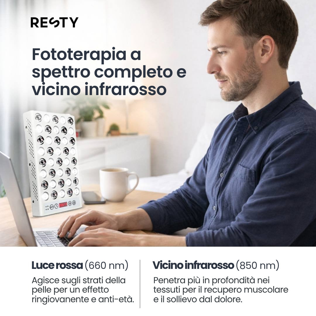 Lampada Daylight Resty sulla scrivania accanto a un uomo che lavora al portatile, con il titolo «Fototerapia a spettro completo e vicino infrarosso» e i riquadri Luce rossa (660 nm) e Vicino infrarosso (850 nm).
