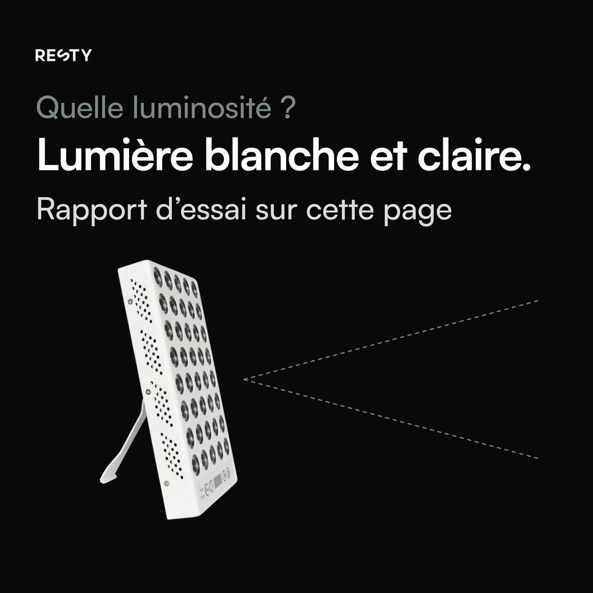 Lampe à lumière du jour Resty vue de profil, pied déplié, avec un faisceau lumineux schématisé. Flux lumineux de 1 428 lm en mode FS, d’après le rapport d’essai du fournisseur disponible sur cette page.